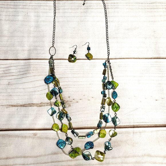 Triple Tiered Mother of Pearl Necklace - Picture 2 of 5